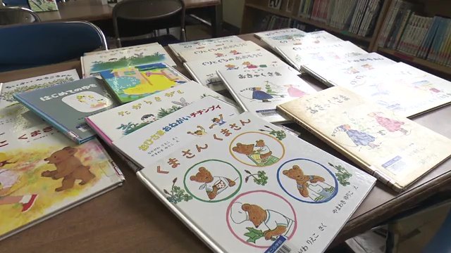 母校の図書室には中川さんの作品が並ぶ