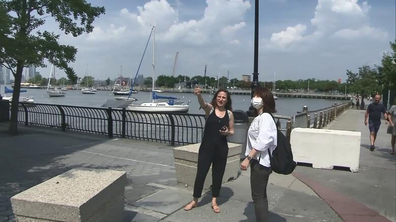 校舎のすぐ裏に位置する川岸。20年前、ガレキを積んだはしけで埋め尽くされていた