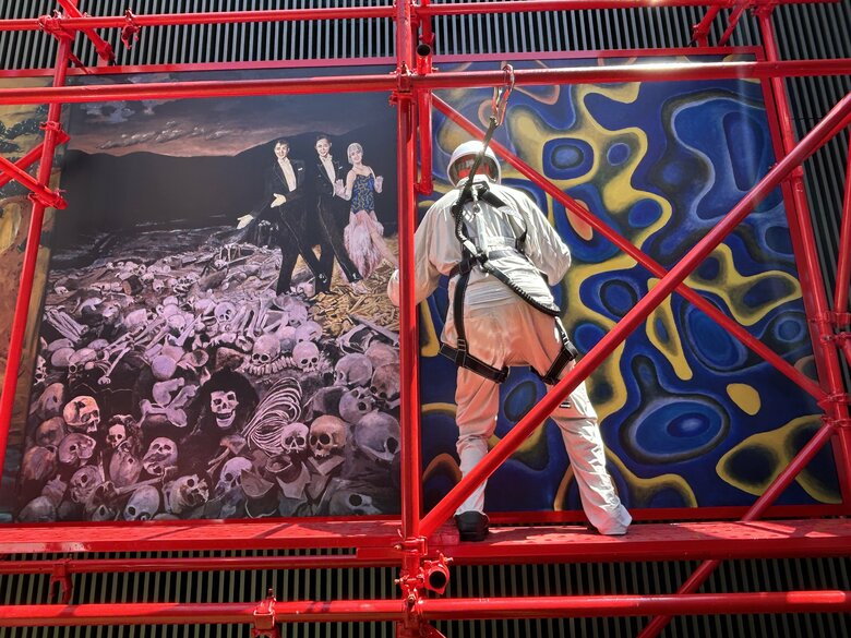 タカラジェンヌのコスチュームが、右の絵では全面に