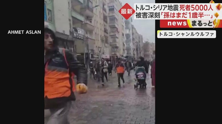 たくさんの人が、カメラの方向に向かって逃げてきた（トルコ・シャンルウルファ）