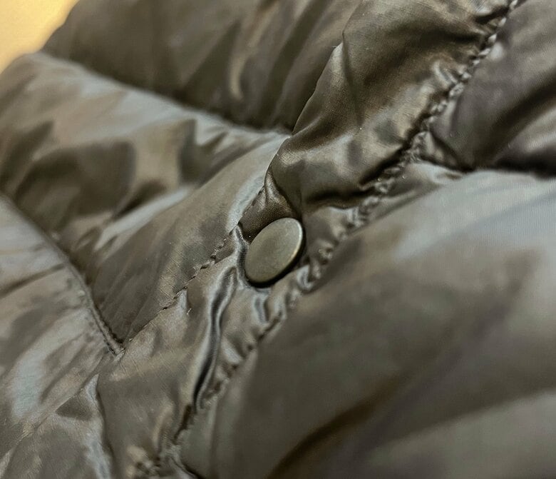 薄いボタンが付いた製品は重ね着してもかさばりにくい（特集班撮影）