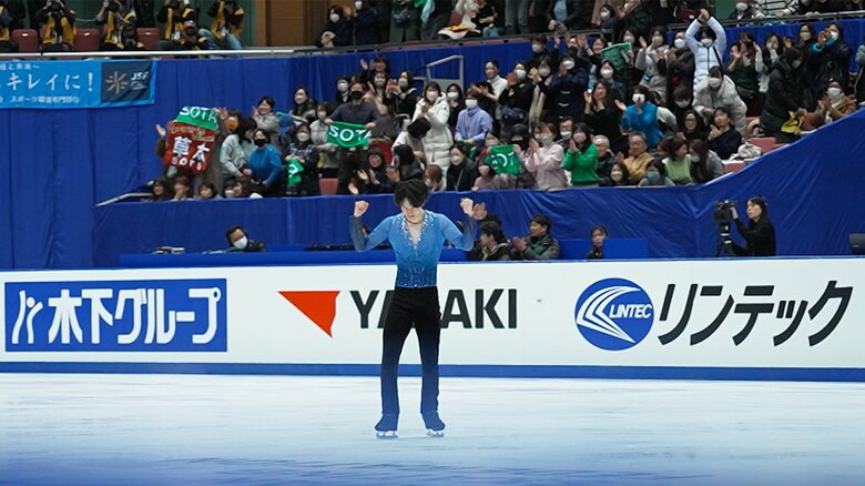 演技後、何度もガッツポーズする山本（2023年全日本選手権）