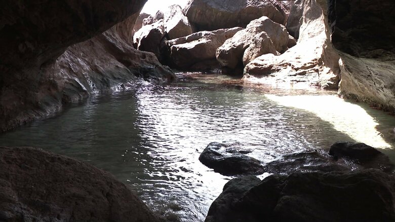 光が差し込んだ男鹿半島最大級の洞窟『カンカネ洞』