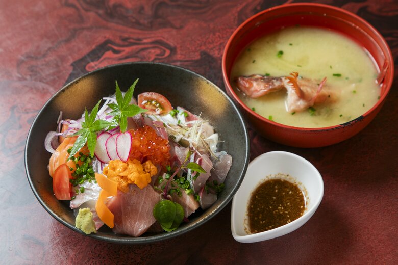 鮨政　豪華海鮮丼　2970円（税込）