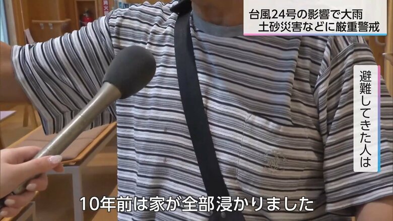 避難所で取材に応じる避難住民