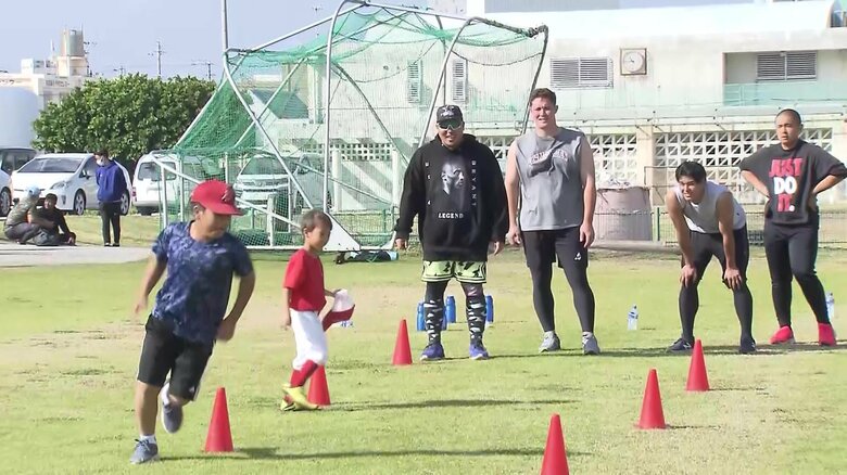 中央左：山川　中央右：ソフトバンク・リチャード（23）