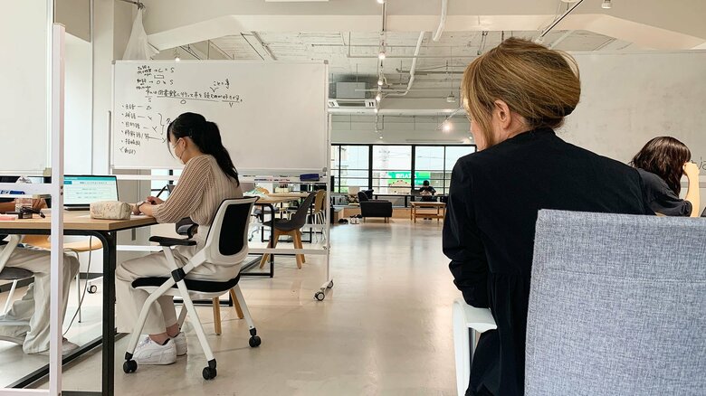 AOIではメンターが寄り添い、生徒の興味関心を引き出していく