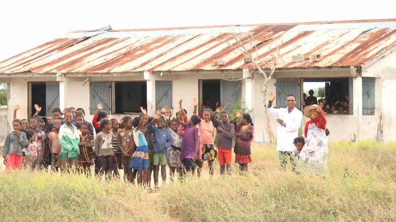 クララさんを見送る生徒たち