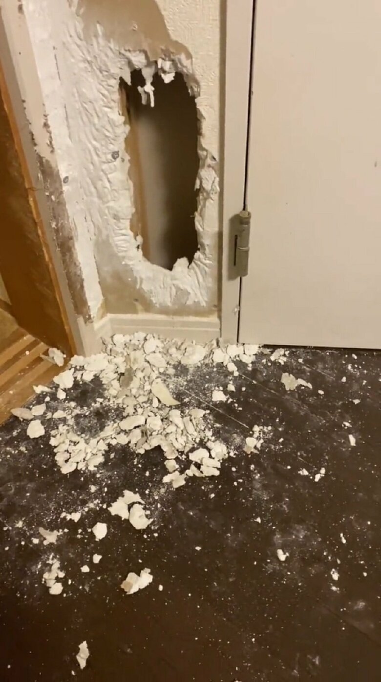 破片も床に飛び散っている