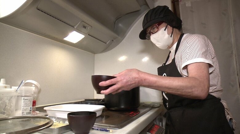 亡き夫との夢をかなえた店で温かい料理を振る舞う田口さん