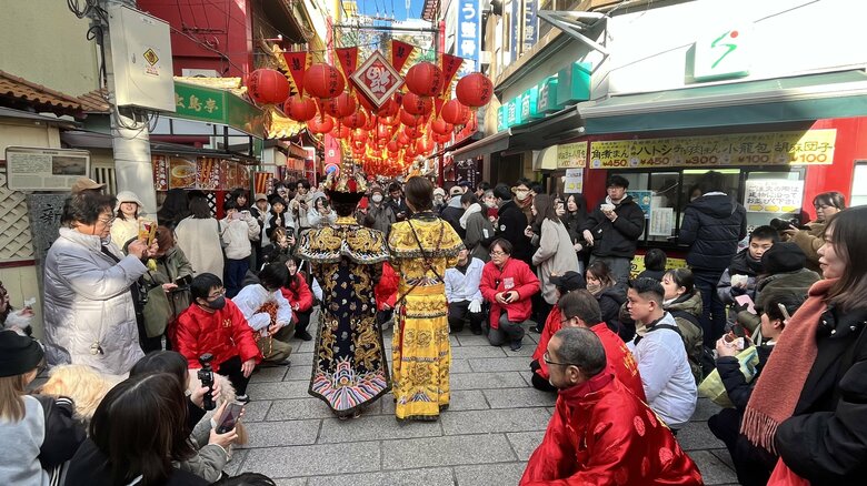 中華街の真ん中がちょっとした舞台になった