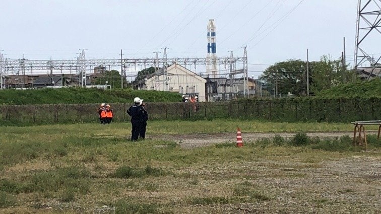 警戒にあたる猟友会や警察（30日朝）