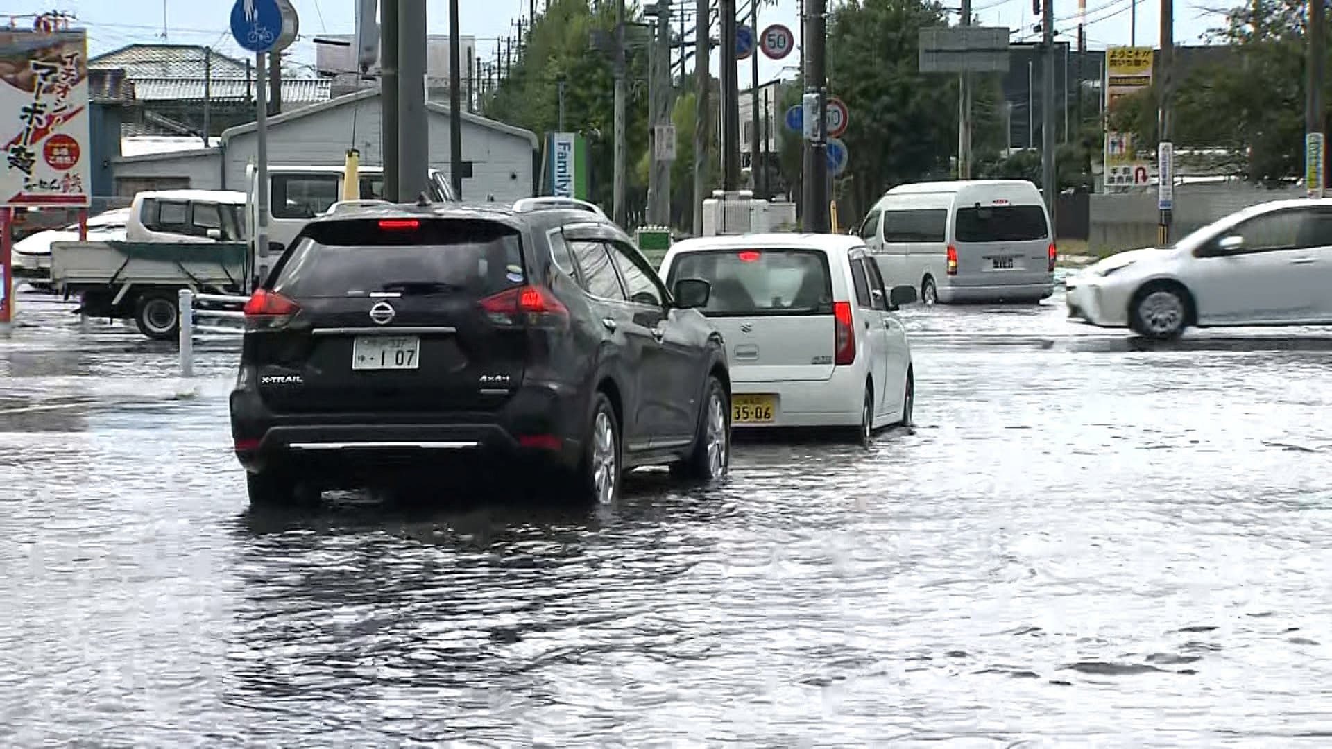 関東再びゲリラ雷雨で道路冠水に激しい雨で視界悪く茨城県内は2万軒超停電や突風被害で建物倒壊　都心もゲリラ雷雨に警戒