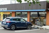 コンビニに乗用車突っ込む＿誤ってアクセル踏み込み暴走か＿衝突防止用の”鉄柵”壊して店内に進入するも客や従業員にケガなし＿運転していた女性は軽傷〈北海道札幌市〉