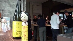 「こけし」が海を渡った韓国で宮城の地酒をPR 韓国でSAKEブーム 酒蔵とこけし工人がコラボ