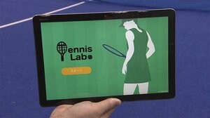 テニスコーチはAI アルゴリズムが導く最適な指導