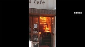 大阪・ミナミの繁華街で火事 営業中のカフェから炎を黒煙 客や従業員にけがはなし
