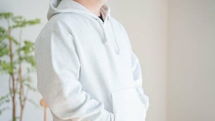 “休日はいつもパーカー”なら色の薄いジーンズははかないで！部屋着感をなくすパンツ選びのコツ【パパの服装「普通」化計画】