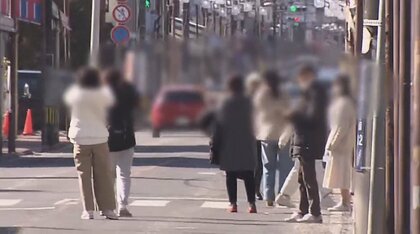 「商店街ごしの富士山」に殺到　外国人観光客が“危険撮影”　歩道はみ出し、車道の真ん中で…住民から不安の声