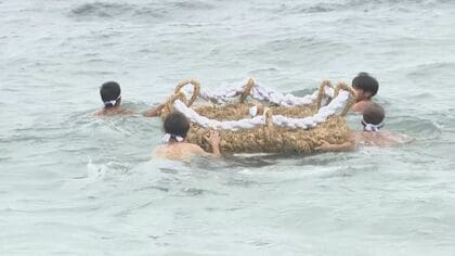 最後は長さ2m超の巨大わらじを海へ…三重県志摩市で300年以上続く『わらじ祭り』海の安全と大漁を祈願