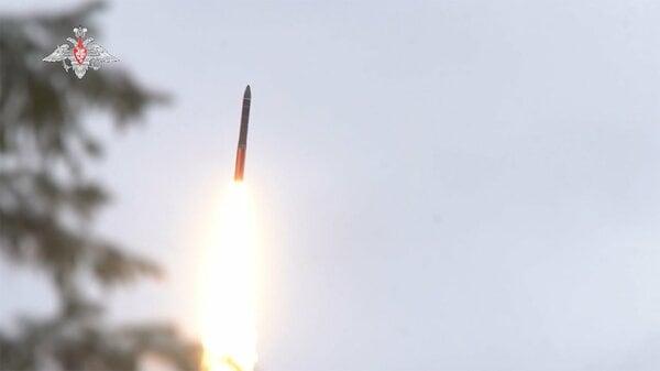 緊迫ウクライナ情勢 プーチン氏見守る中 ロシアがミサイル演習 核弾頭も搭載可能