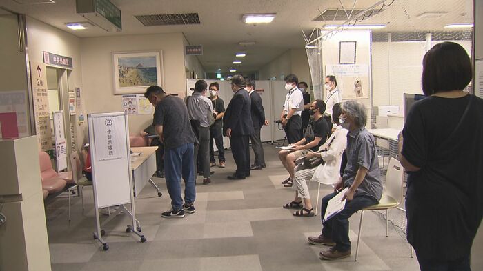 深夜接種に訪れた人たち(福岡市民病院)