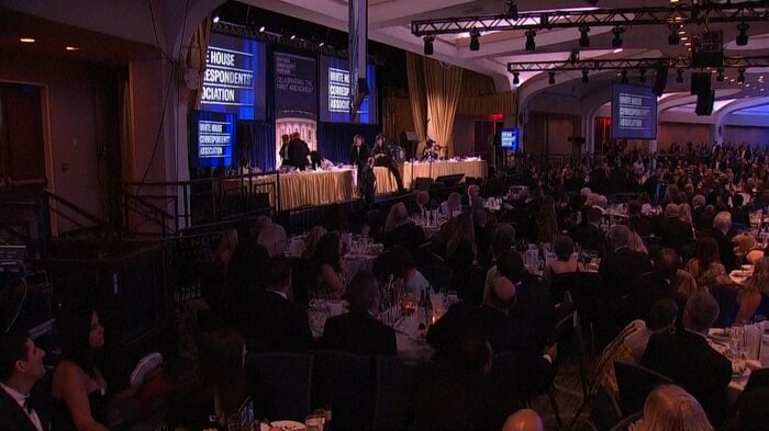 シークレットサービスによって会場から退避させられたトランプ大統領