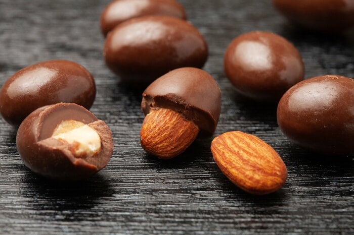 アーモンドチョコはノシメマダラメイガに狙われやすい(画像はイメージ)