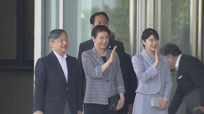 長崎空港で出迎えた人たちに手を振ってお応えになる天皇ご一家