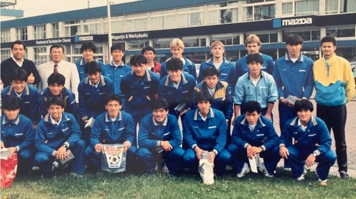 欧州遠征でのオフト氏（3列目左端）と森保氏（同4人目）（1987年7月撮影・オフト氏提供）