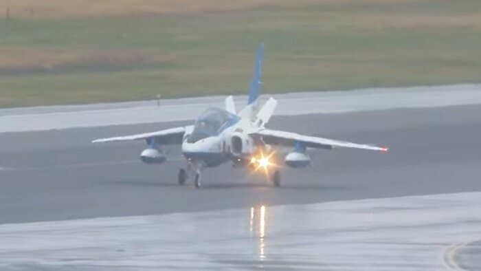 13日に一度離陸したブルーインパルス