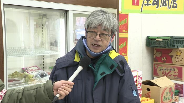 「売る方としては厳しい」と語る青果店スタッフ
