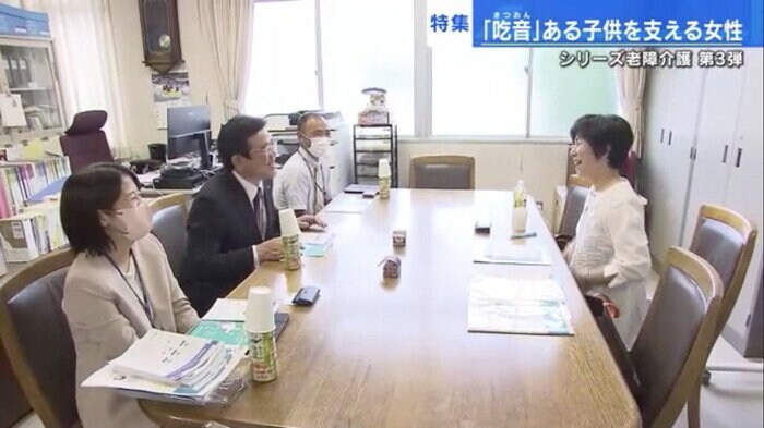 教育現場で吃音の理解を広める活動をする戸田祐子さん(右)