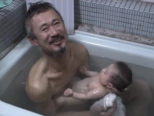 孫と入浴するトラさん