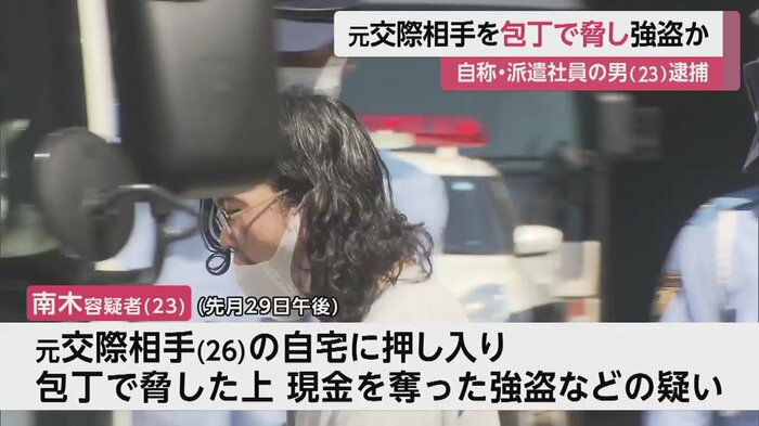 警察車両に乗る直前、少しマスクがずれたようだった(千葉・四街道署 12日午前9時半ごろ)