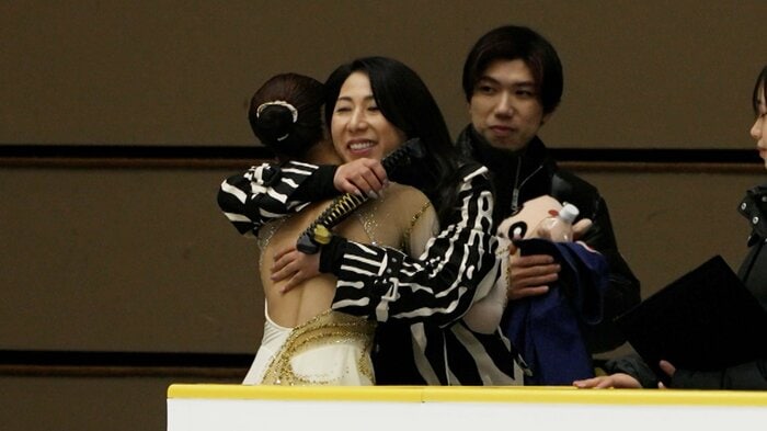 演技後、樋口コーチと抱き合う上薗恋奈