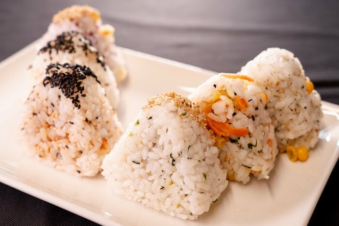 あえてノリを巻かない「SOSAKU ONIGIRI」のおにぎり