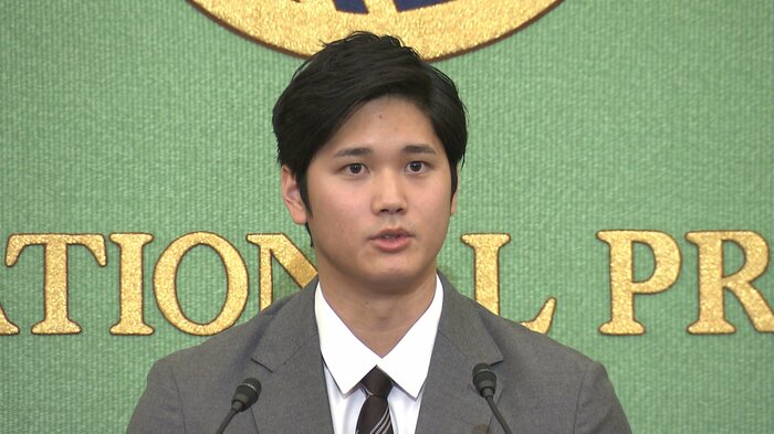 帰国後、記者会見に臨む大谷翔平選手(15日 日本記者クラブ)
