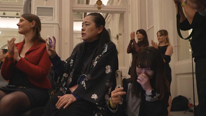 堂々としたウォーキングに思わず涙する雅さんと由美さん