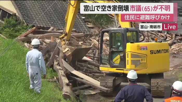 空き家が倒壊した現場。がれきの撤去作業が行われている。
