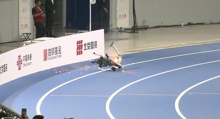 転倒し炎上した中国メーカーのロボット