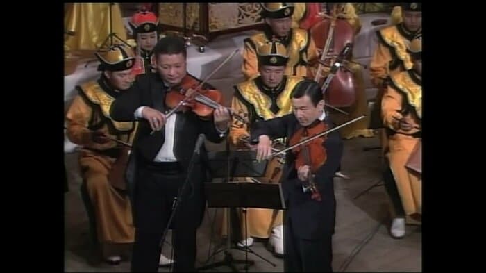 ステージでビオラを演奏される皇太子さま