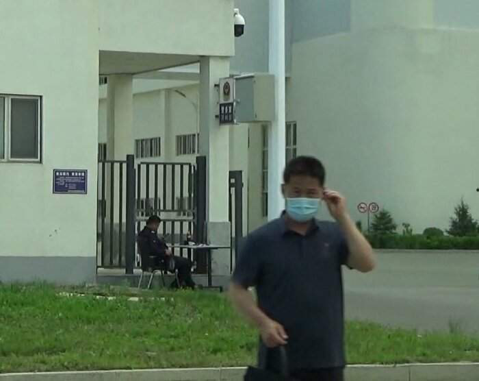 門の前には厳しい表情の男性が立ち、緊張した雰囲気が漂っていた