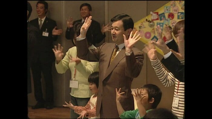 平成17（2005）年10月　福井県児童科学館で子供たちのお遊戯に参加される皇太子さま（福井・坂井市）