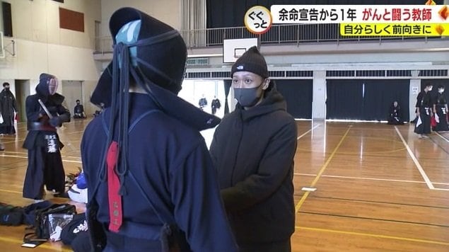高校生に剣道を指導する榛葉さん(2023年2月)
