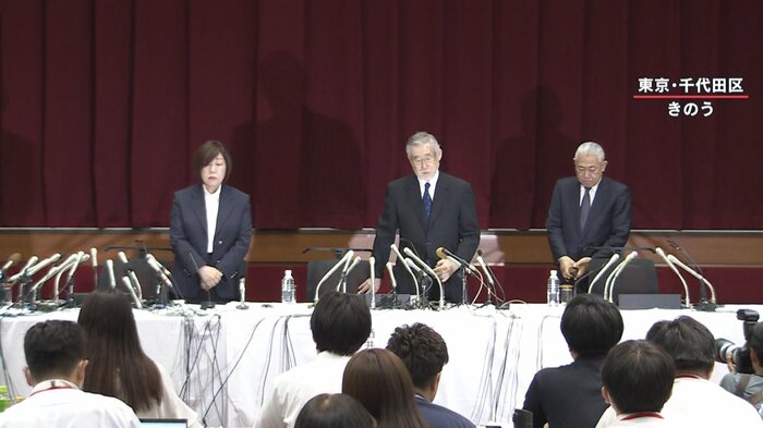 左から 林真理子理事長 酒井健夫学長 澤田康広副学長