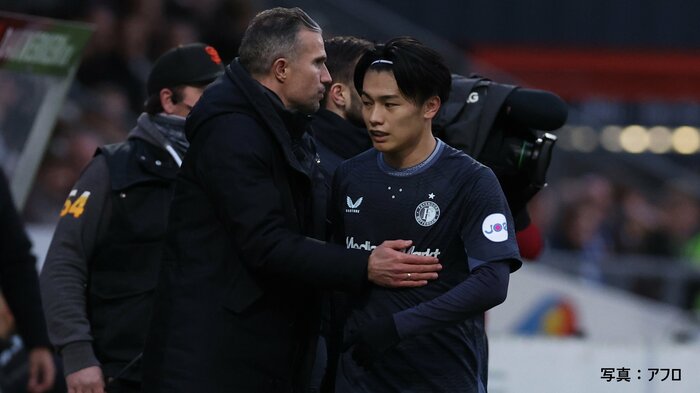 ファンペルシー元監督（左）と上田