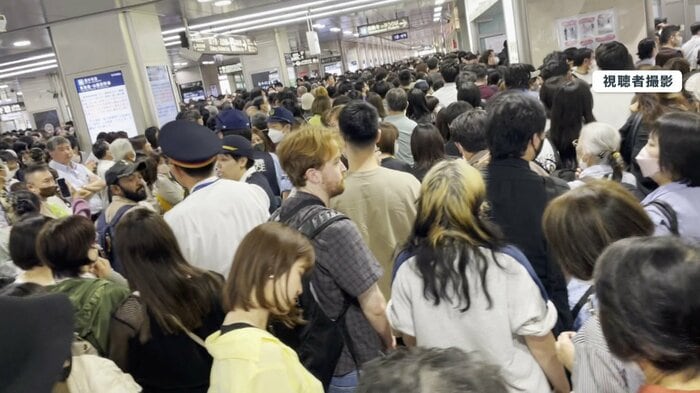 駅構内にも多くの人