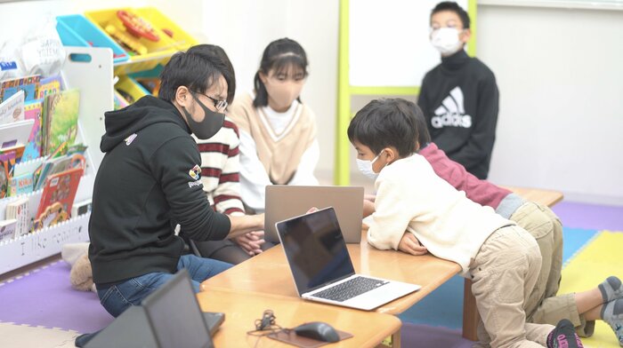 子どもたちは一人でプログラミングするより楽しそうだ