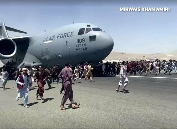 離陸する米軍機を取り囲むアフガン市民(2021年8月16日・カブール)